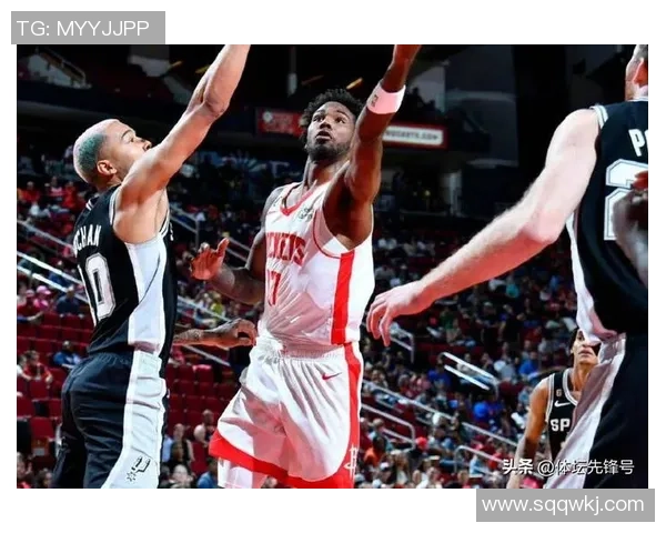 火箭与马刺季后赛首战激战正酣双方明星球员争夺战引人瞩目